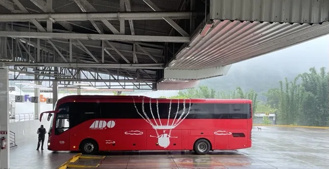 Autobús ADO en una terminal, listo para abordar