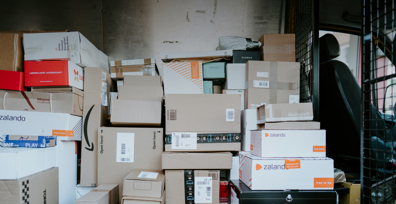 Compra en Amazon México junto a una computadora para facturación