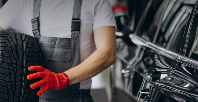 Ticket de Autozone junto a una computadora para facturación