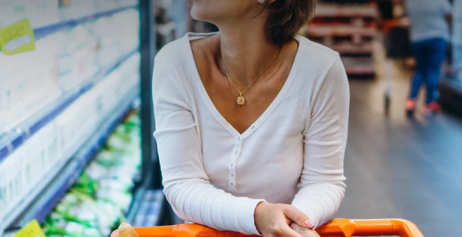 Ticket de Tiendas Chedrahui junto a una computadora para facturación