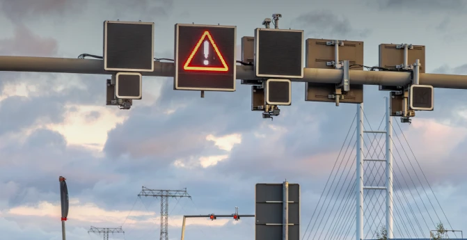 Ticket de Concesionaria Mexiquense junto a una computadora para facturación