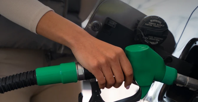 Ticket de COMBURED junto a una computadora para facturación