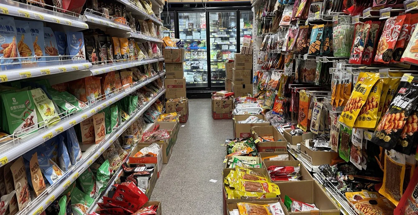 Pasillo de supermercado con anaqueles de abarrotes