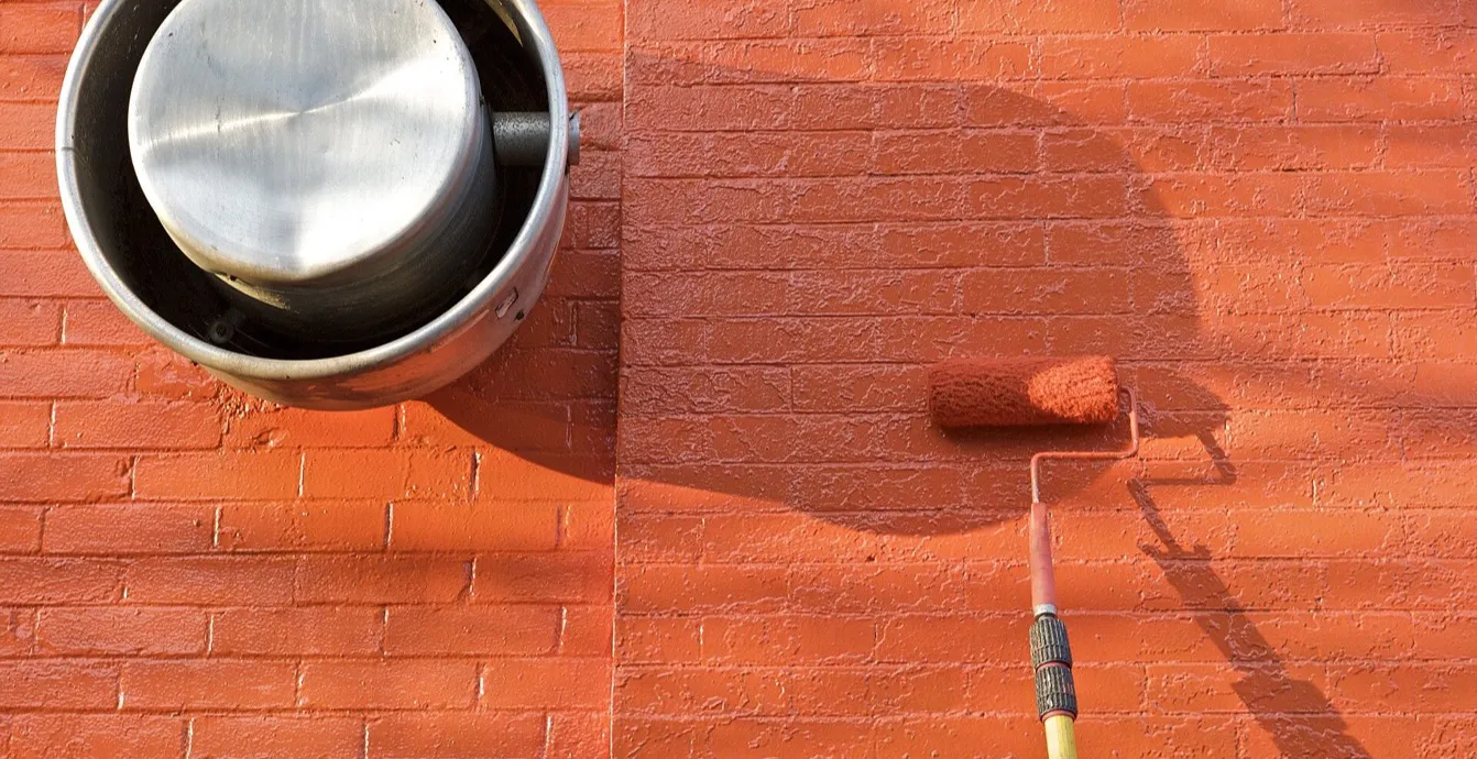 Rodillo pintando una pared, compra típica facturable en Comex
