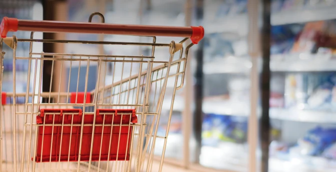 Ticket de Costco junto a una computadora para facturación