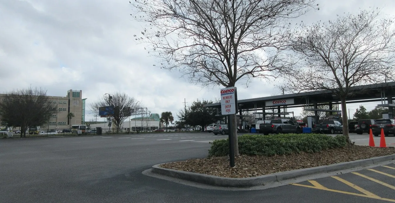 Estación de gasolina de Costco con autos cargando
