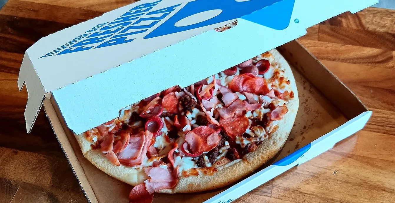 Pizza de Domino's en su caja, lista para facturar