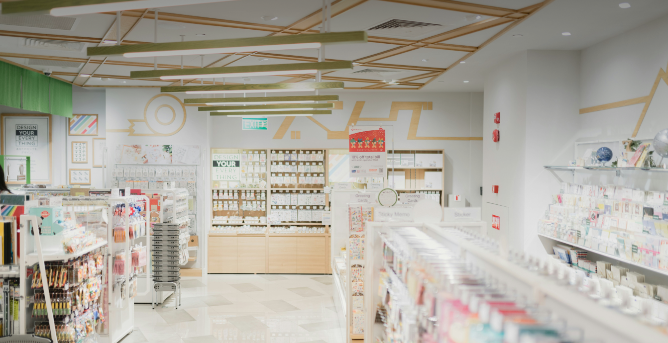 Ticket de Farmacias del Ahorro junto a una computadora para facturación