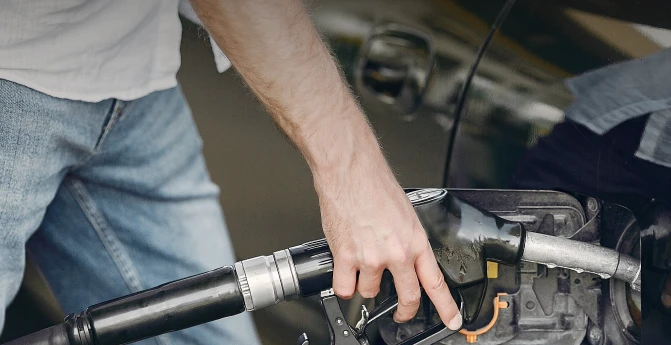 Ticket de G500 junto a una computadora para facturación