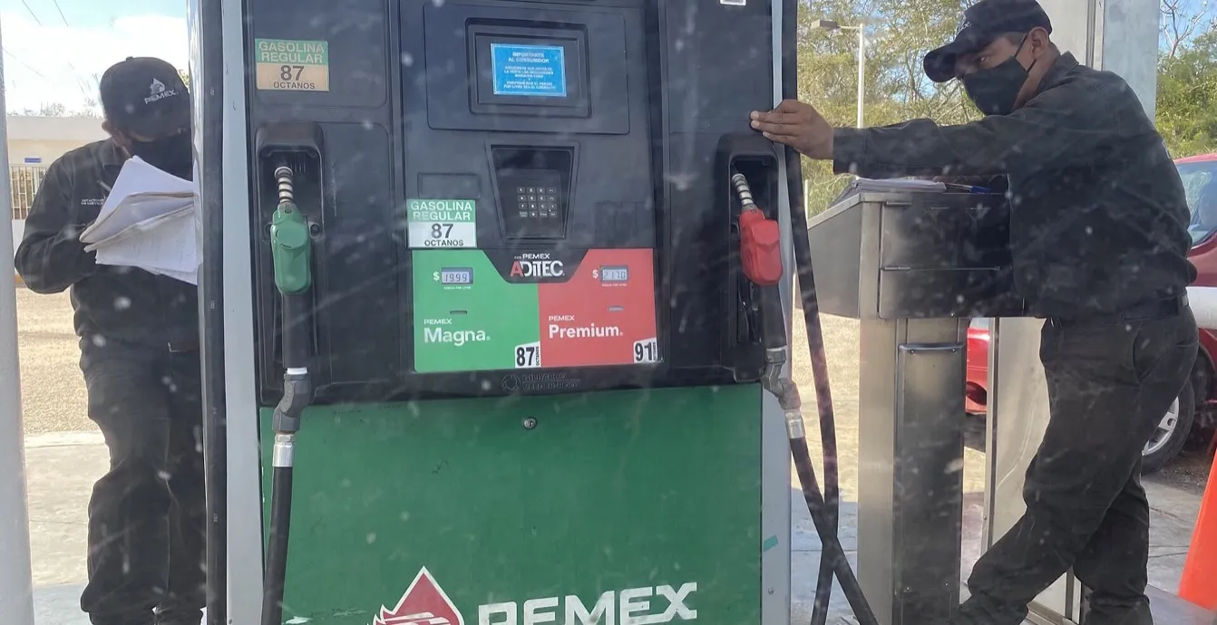 Estación de gasolina en México en carretera