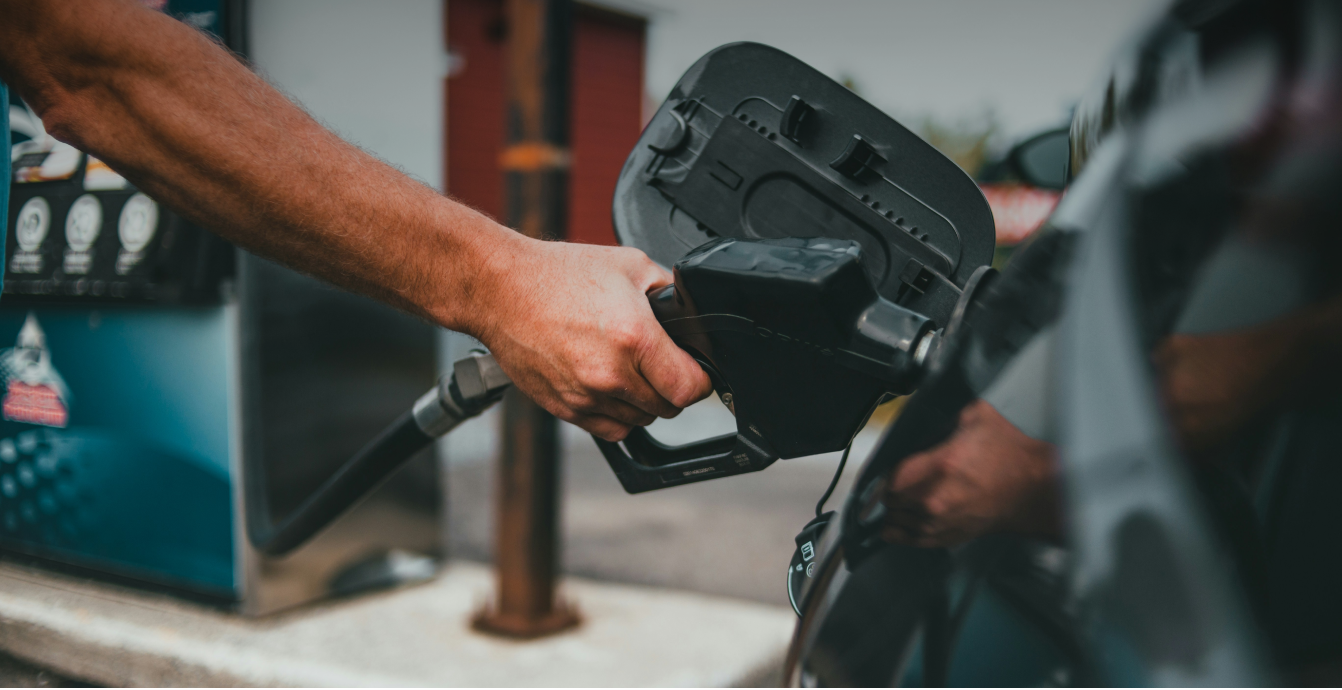 Ticket de Go Gas junto a una bomba de gasolina para facturación