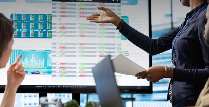 Equipo directivo analizando estados financieros y obligaciones fiscales