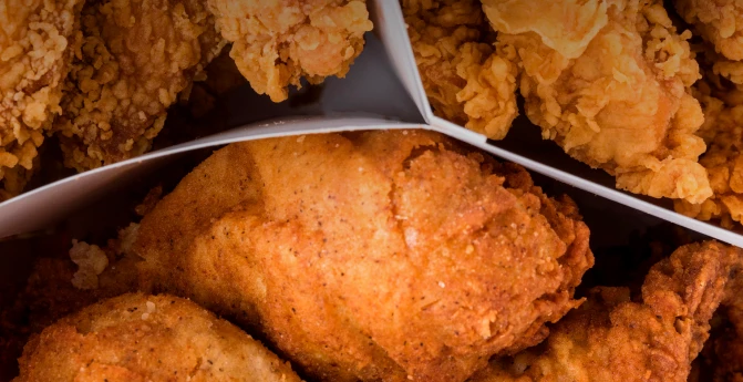 Ticket de KFC junto a una computadora para facturación