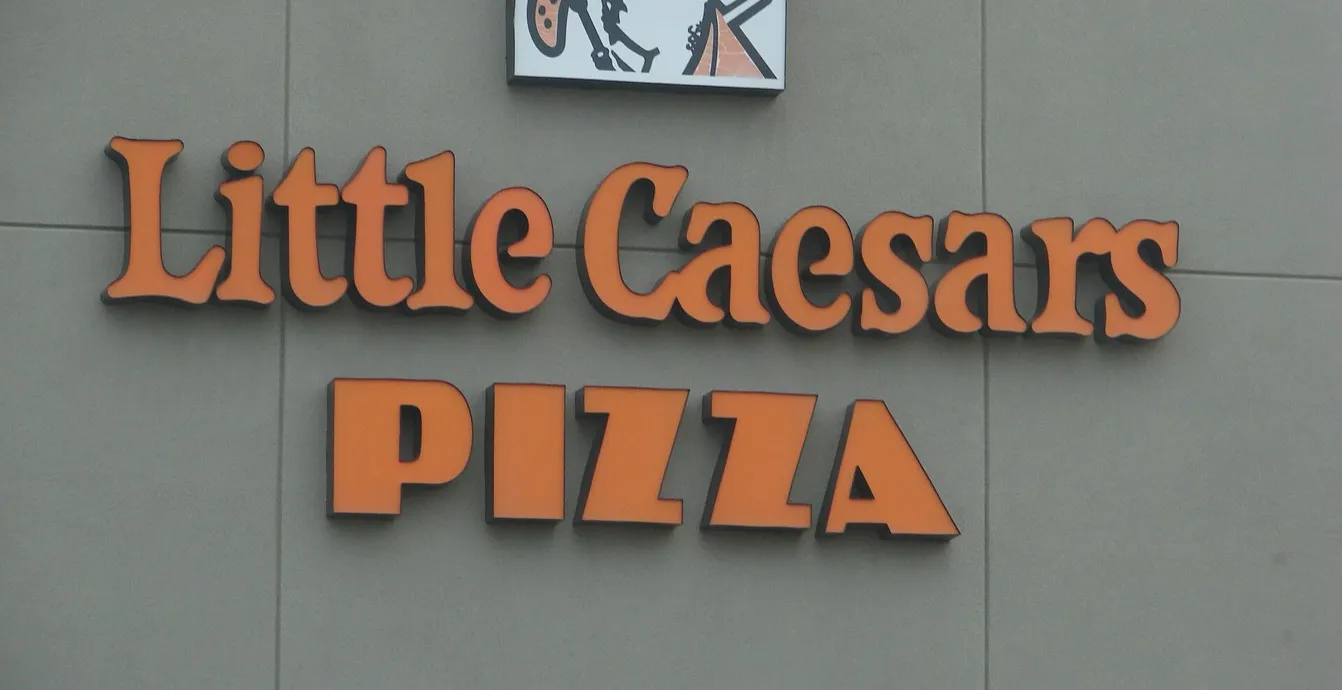 Letrero de una sucursal de Little Caesars Pizza