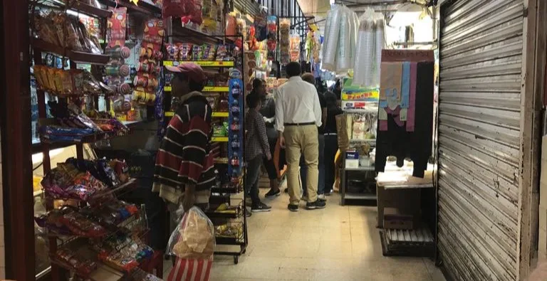 Tienda de abarrotes en un mercado mexicano, ejemplo de pequeño negocio