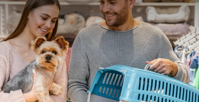 Ticket de PETCO junto a una computadora para facturación
