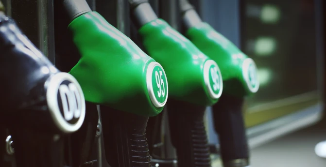 Ticket de PETROMAX junto a una computadora para facturación