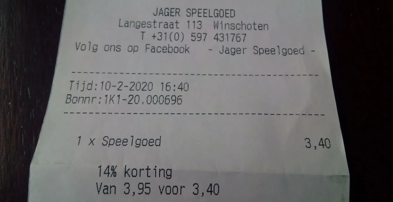 Ticket de compra impreso sobre una mesa