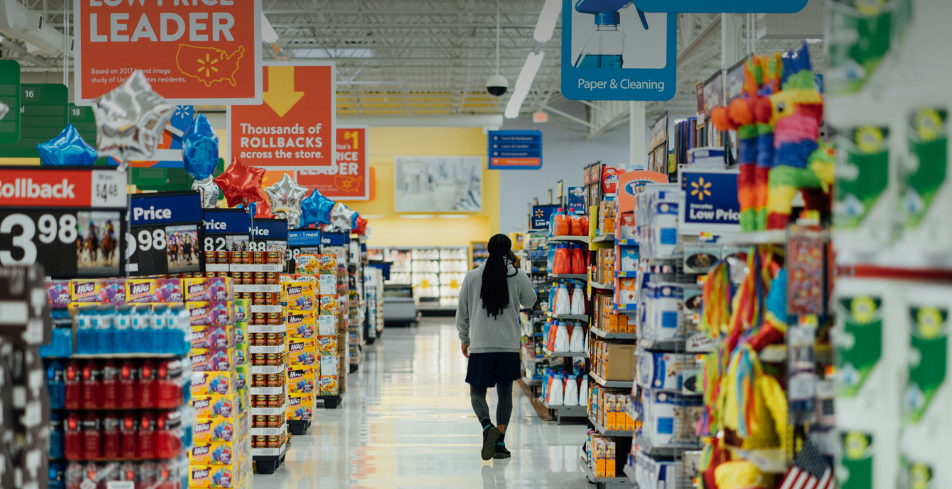 Ticket de Sam's Club junto a una computadora para facturación