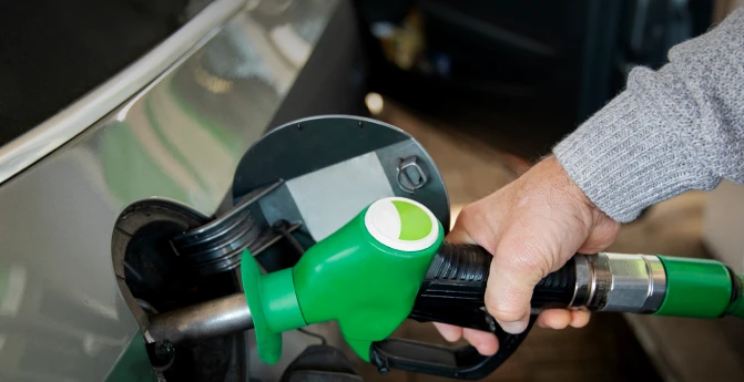 Ticket de Servicio Delfines junto a una computadora para facturación