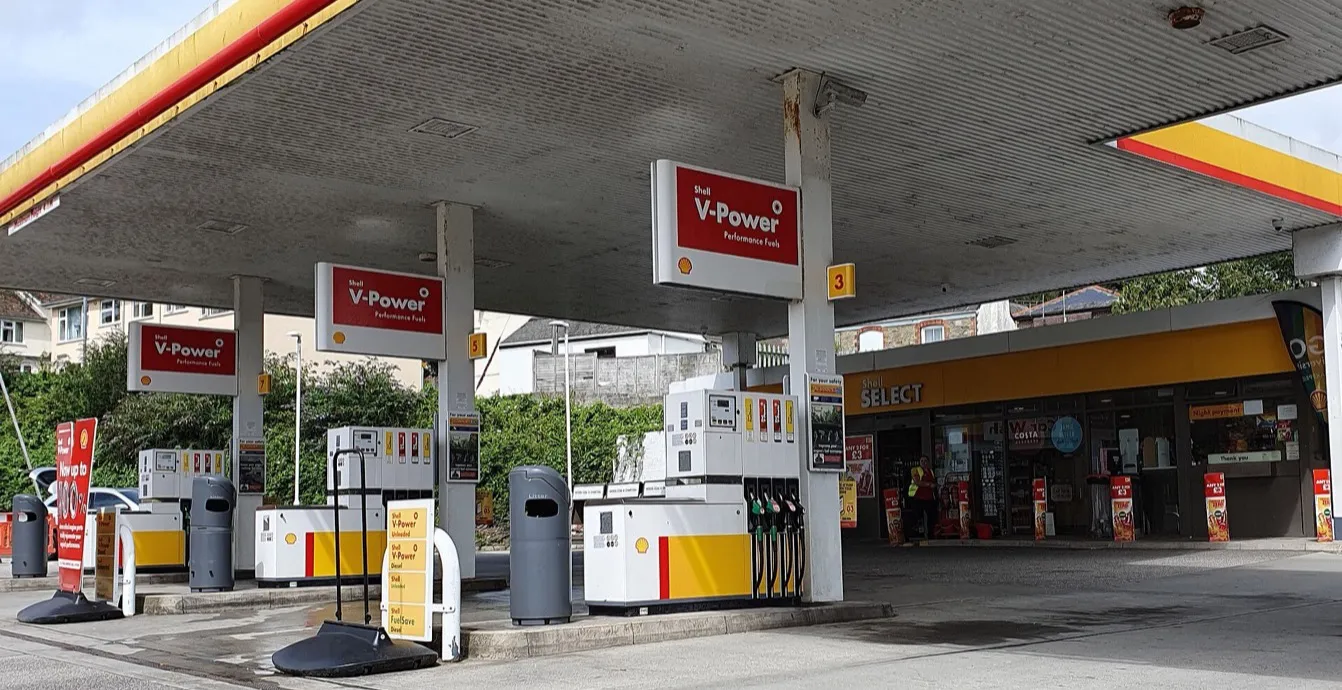 Bombas de una estación de servicio Shell con letreros de V-Power