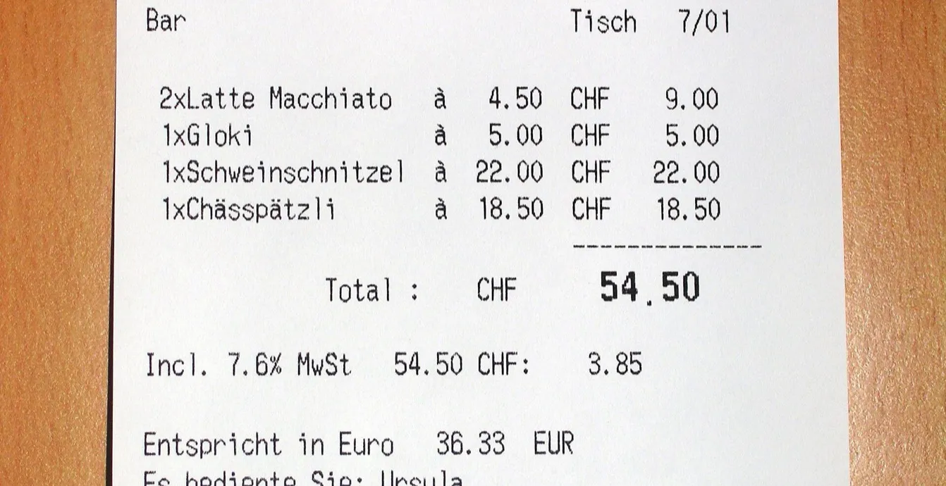 Ticket de compra en papel térmico sobre una mesa