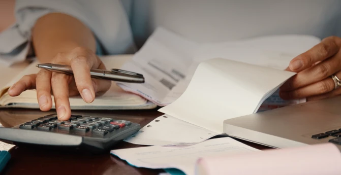 Calculadora y documentos fiscales sobre escritorio