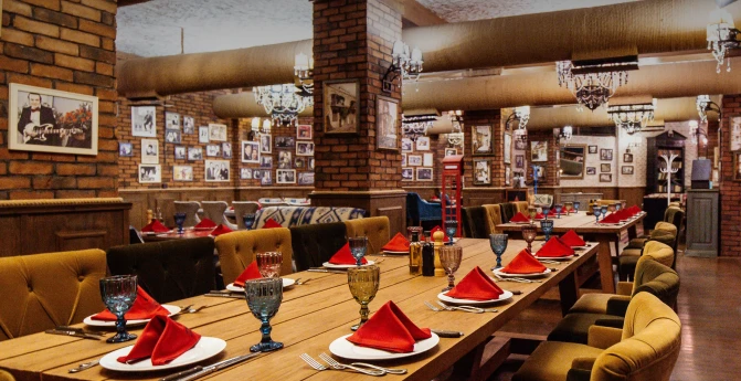 Ticket de Toks junto a una computadora para facturación