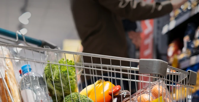 Ticket de Walmart junto a una computadora para facturación