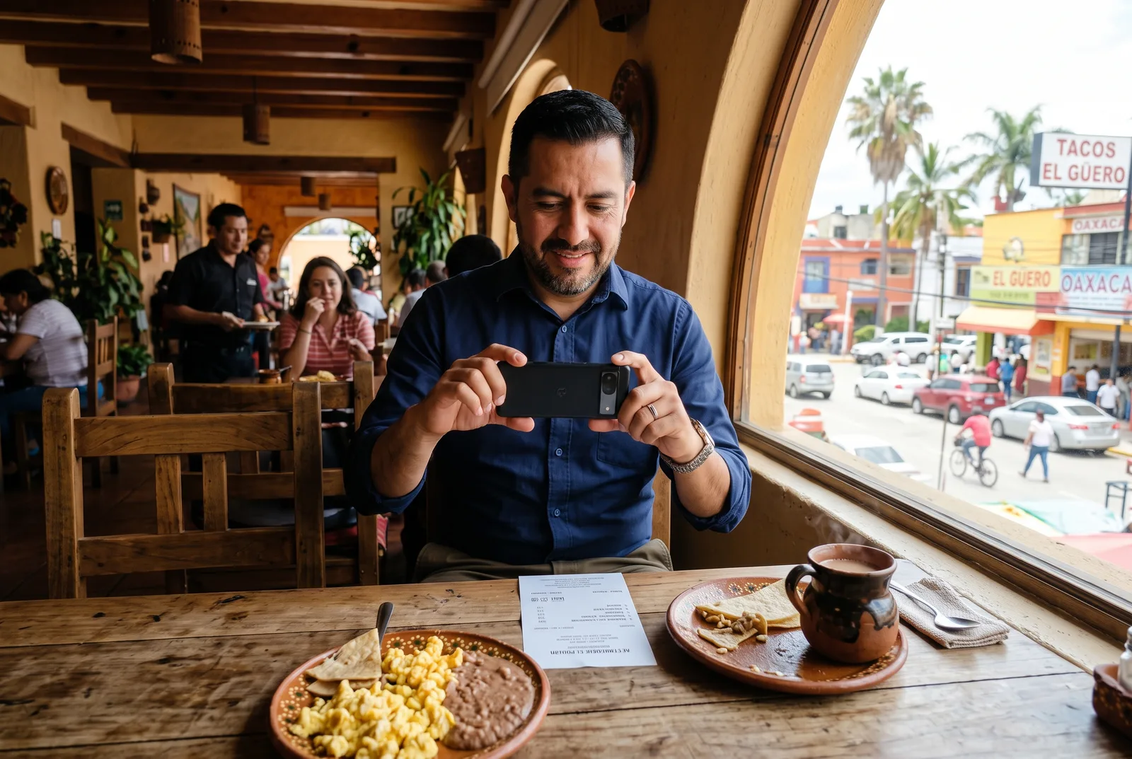 vendedor en un restaurante de carretera fotografiando su ticket
